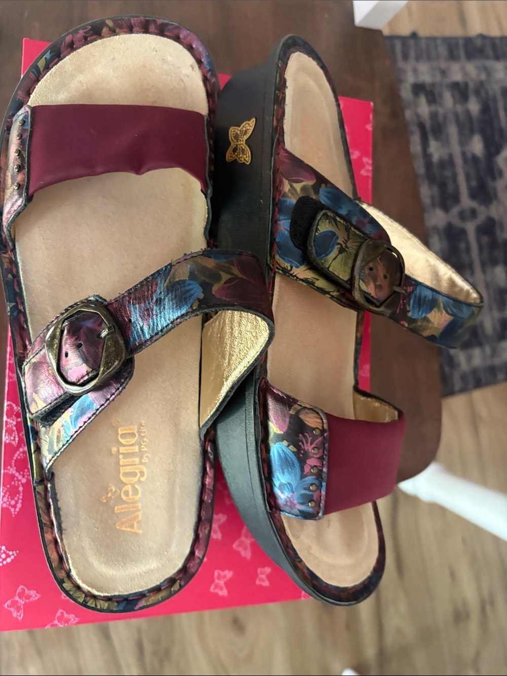Alegria Sz 41 (USA10-10.5)
New slide with stretchy front super comfortable